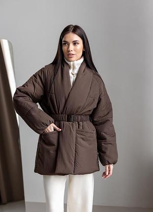 Демісезонна жіноча куртка коричньового кольору з поясом, oversize, утеплена