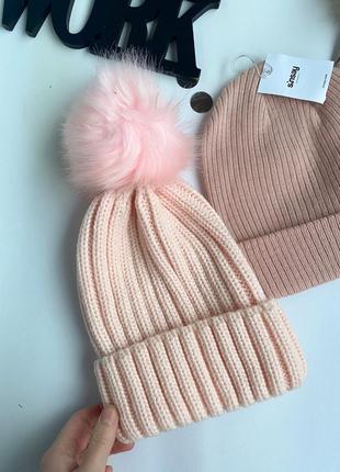 Рожева / пудрова шапка / шапка в рубчик з помпоном/ базова рожева шапка3 фото