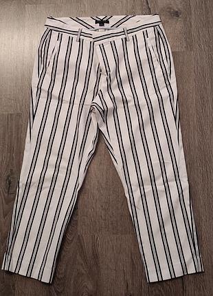 Брюки-чиноси жіночі білі в чорну вертикальну смужку
tommy hilfiger 
98% х/б 5% стрейч бокові кишеньки , висока посадка
стан ідеальний
без дефектів