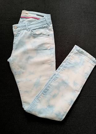 Стильные голубые джинсы тай-дай maison scotch