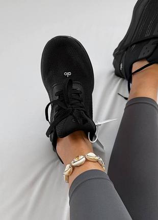 Alo yoga runner black 4
