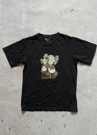 Футболка uniqlo ut х  kaws