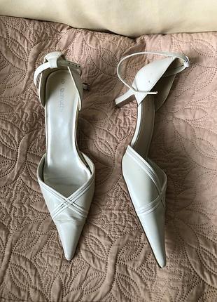 Вінтажні білі туфлі barratts з гострим витягнутим носком (kitten heel), р. 39 туфлі човники лодочки туфли