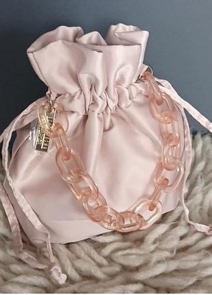 Сумочка-мішечок була випущена як лімітований подарунок (gwp — gift with purchase) у межах колаборації bobbi brown x edie parker
