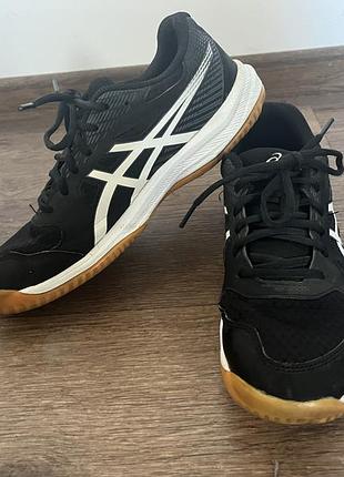 Кросівки asics upcourt 6 у хорошому стані. легкі та зручні, чудово підійдуть для волейболу, бадмінтону та інших занять у залі. стан відповідає фото.