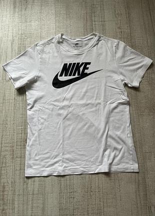 Чоловіча біла футболка nike