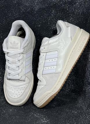 Бежеві жіночі шкіряні кросівки adidas forum low