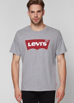 Базовая серая футболка levi's с классическим логотипом / оригинал (размер s)