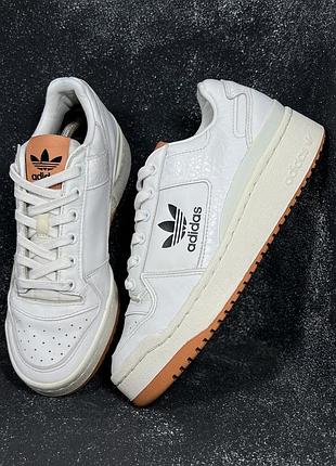 Білі шкіряні кросівки на платформі adidas forum low