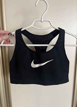 Жіночий спортивний топ від бренду nike.