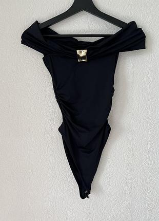 Ефектне чорне боді з відкритими плечима і золотою пряжкою/брошкою zara