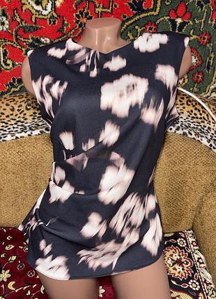 Класна нова фірмова блуза топ river island . розмір вказаний 10/36: довжина 58, ширина під руками 45-56, і талії 37-47, по низу 48-58.