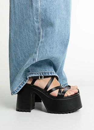 Чорні босоніжки на підборі і платформі zara stradivarius