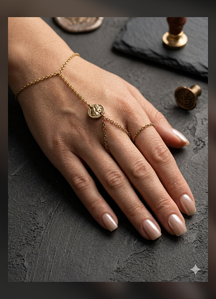Изящный браслет-слейв (hand chain) с подвеской-медальоном
