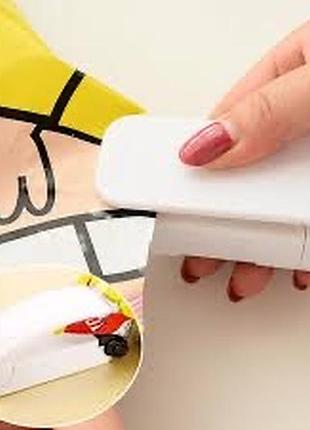 Ручний міні-зварювач пакетів, призначений для герметизації пластикових упаковок з продуктами.