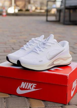 Nike journey run
• white cream •