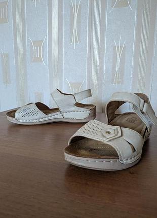 Легкі білі босоніжки з м'якою підкладкою