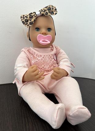 Пупс від бренду zapf creation, зокрема на модель baby born або baby annabell, яка має характерні блакитні очі та рожеву