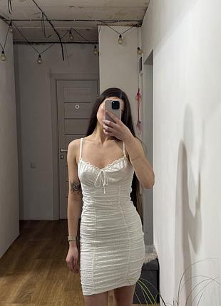 Жіноча біленька сукня з драпіруванням від бренду h&m