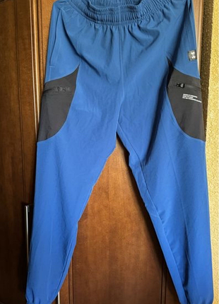 Спортивные штаны от крутого бренда under armour.