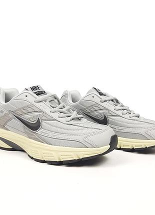 Nike initiator сірі 8