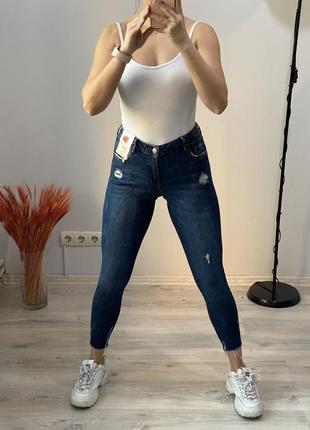 Джинсы с крутым низом denim co
