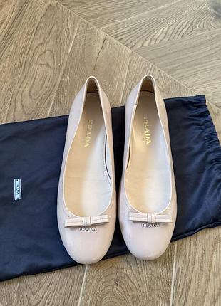 Prada оригінал італія нюдові лаковані балетки туфлі
