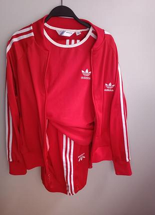 Adidas originals костюм жіночий (кофта і брюки  тільки).

присутні деякі зачіпки