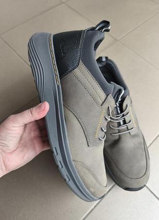 Кожаные кроссовки clarks