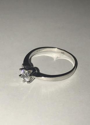 Серебряное кольцо с цирконом1 фото