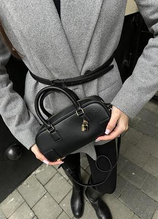 Жіноча сумка loewe amazona 23 cropped bag in nappa calfskin black чорна
