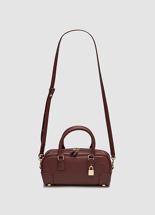 Женская сумка loewe amazona 23 cropped bag in nappa calfskin burgundy коричневая