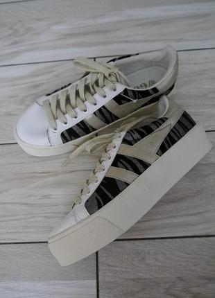 Жіночі оригінальні кросівки gola
