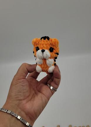 Мягкая вязаная игрушка брелок тигренок