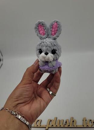 Мягкая вязаная игрушка брелок зайчик
