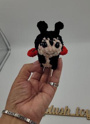 Мягкая вязаная игрушка брелок божа коровка