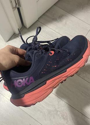 Жіночі кросівки hoka one challenger atr 6 у кольорі blackiris/hot coral
