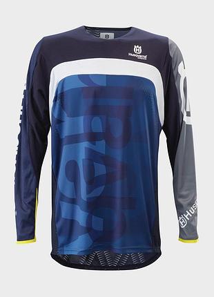 Синяя мотофутболка husqvarna railed shirt выполнена из легкого дышащего материала с перфорацией для вентиляции.