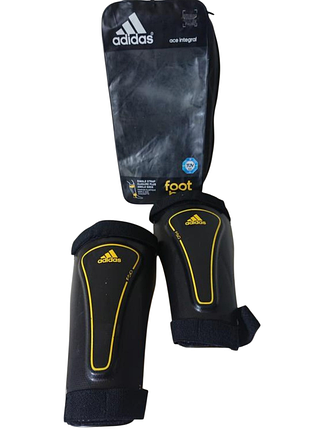 Оригинальные футбольные щитки adidas