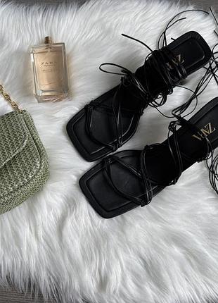 Гарні босоніжки на завʼязках zara