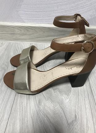 Шкіряні босоніжки clarks