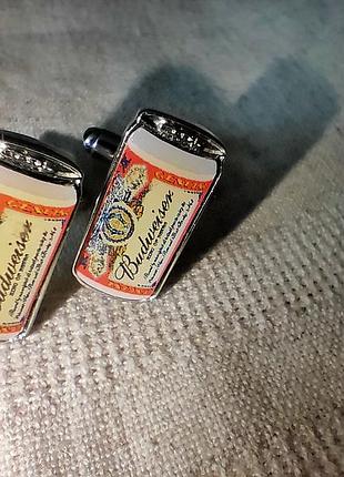Запонки из металла в виде пивных жестяных банок budweiser.