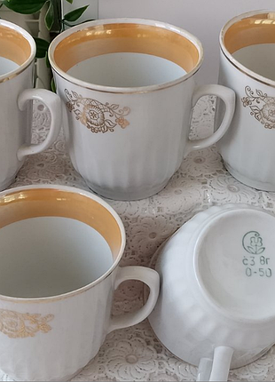 Фарфоровая посуда для сервировки стола, приготовления и хранения пищи.