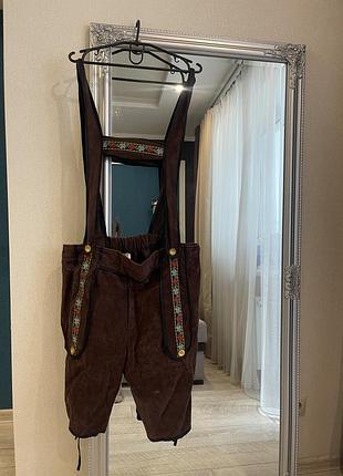 Традиційні коричневі баварські  шорти ледерхозе (lederhosen) з вишитими підтяжками