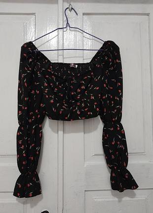 Черная блуза с цветочным принтом
