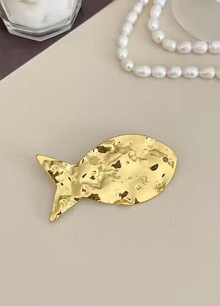 Легкая брошь золотая рыбка морская серия минимализм фактурный жатый металл рыба