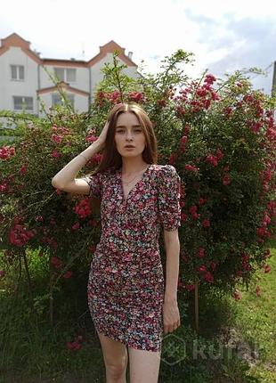 Коротка приталена сукня з квітковим принтом та драпуванням stradivarius.