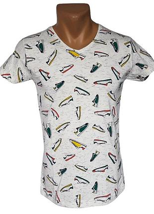 Футболка від бренду ftx sportwear білого кольору з кедами