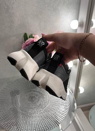 On cloudsolo x loewe white / black 5