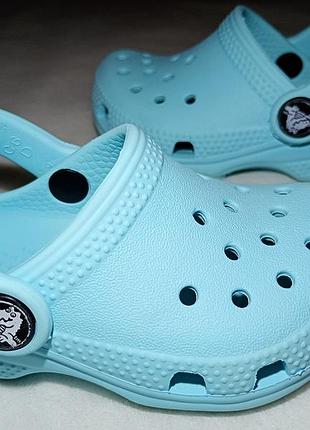 Детские сабо crocs classic clog выполнены в ярком бирюзовом (бирюзовый) цвете размер c 6, размер eur 22-23, стелька 13.5 см